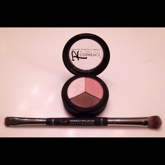 it cosmetics Other - IT Cosmetics Eyeshadow Trio w/ #5 Dual Sided Brush